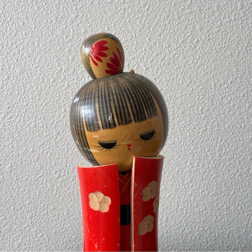 Vintage Red Kokeshi Doll with Floral Design - Picture 5 of 7
